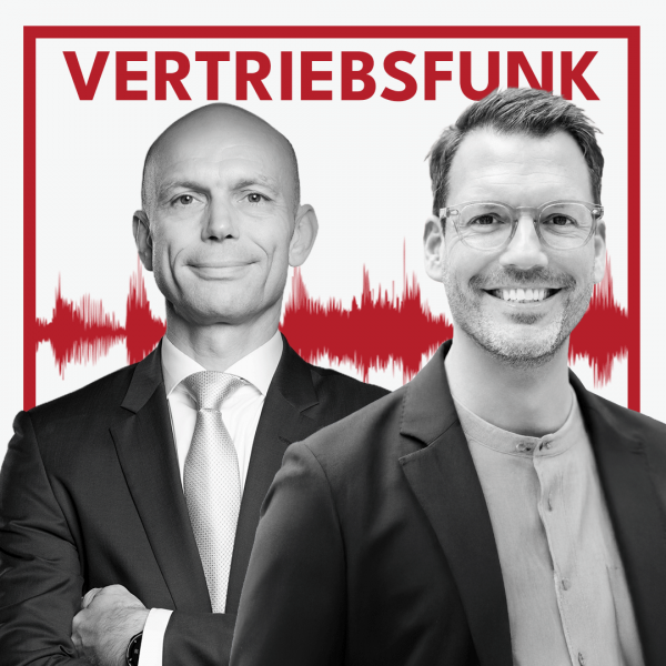 Podcast-Cover des VertriebsFunk mit zwei lächelnden Männern. Links der Host im formellen dunklen Anzug mit heller Krawatte und verschränkten Armen, rechts der Gast Stephan Hellwig mit Brille, dunklem Sakko und einem beigen Hemd. Im Hintergrund eine rote Audiowelle auf weißem Grund und oben der rote Schriftzug „VERTRIEBSFUNK“, umrahmt von einem roten Rahmen.