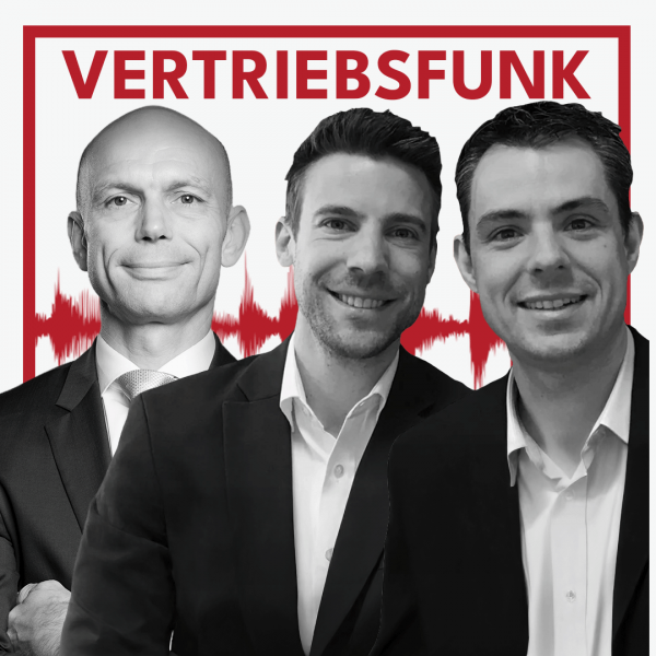 Podcast-Cover des VertriebsFunk mit drei lächelnden Männern. Links der Host im formellen dunklen Anzug mit heller Krawatte und verschränkten Armen, in der Mitte der Gast Stephan Sachse im dunklen Sakko mit offenem weißen Hemd, rechts der Gast Holger Aretz ebenfalls im dunklen Sakko mit offenem weißen Hemd. Im Hintergrund eine rote Audiowelle auf weißem Grund und oben der rote Schriftzug „VERTRIEBSFUNK“, umrahmt von einem roten Rahmen.