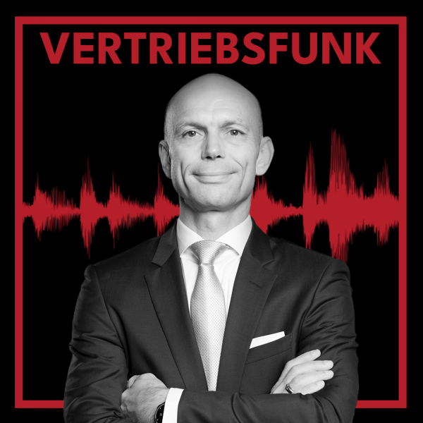 Schwarz-Weiß-Porträt von Christopher Funk im dunklen Anzug mit heller Krawatte und verschränkten Armen, der selbstbewusst lächelt. Vor einem schwarzen Hintergrund ist eine rote Audiowelle und der rote Titel „VERTRIEBSFUNK“ zu sehen. Das Bild steht für die Podcast-Folge über Körpersprache im Bewerbungsgespräch.