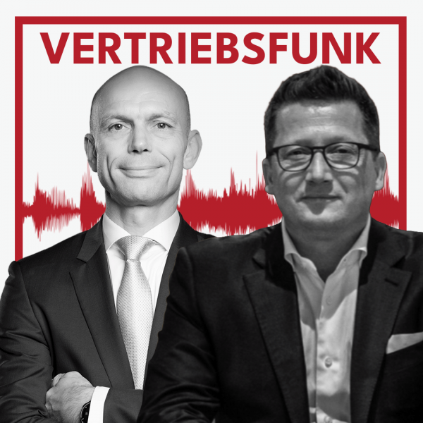 Schwarz-weiß Porträt von zwei lächelnden Männern (Christopher Funk links im dunklen Anzug mit Krawatte und verschränkten Armen, Sven Lorenz rechts im dunklen Sakko über weißem Hemd mit Brille) vor weißem Hintergrund. Dahinter verläuft ein markantes rotes Schallwellen-Muster. Im oberen Bereich steht in roten Großbuchstaben der Titel "VERTRIEBSFUNK".