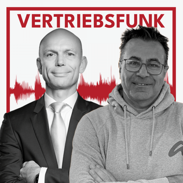 Podcast-Cover des VertriebsFunk mit zwei lächelnden Männern mit verschränkten Armen. Links der Host im formellen dunklen Anzug mit Krawatte, rechts der Gast Norbert Kauer im lässigen grauen Hoodie mit Brille. Im Hintergrund eine rote Audiowelle auf weißem Grund und oben der rote Schriftzug „VERTRIEBSFUNK“, umrahmt von einem roten Rahmen.