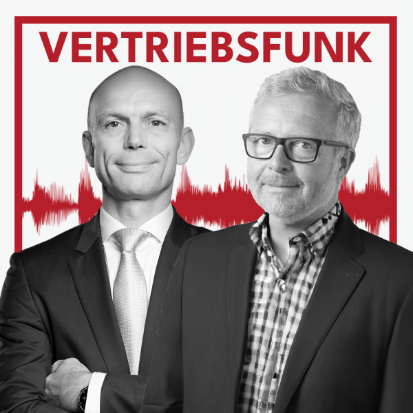 Schwarz-Weiß-Foto von zwei Männern vor weißem Hintergrund. Links Christopher Funk im dunklen Anzug mit Krawatte und verschränkten Armen, rechts Stephan Heinrich mit Brille, graumelierten Haaren und einem karierten Hemd unter einem dunklen Sakko. Dazwischen eine rote Audiowelle, darüber der rote Titel „VERTRIEBSFUNK“. Das Bild steht für die Podcast-Folge über Bedarfsermittlung und Entscheider-Identifikation im B2B.