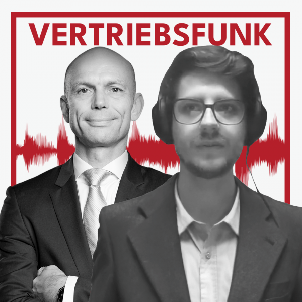 Schwarz-Weiß-Foto von zwei Männern vor weißem Hintergrund. Links Christopher Funk im dunklen Anzug mit Krawatte und verschränkten Armen, rechts Luca Hartmann mit Brille und Kopfhörern, der lächelt. Dazwischen eine rote Audiowelle, darüber der rote Titel „VERTRIEBSFUNK“. Das Bild steht für die Podcast-Folge über Gaming im Recruiting.
