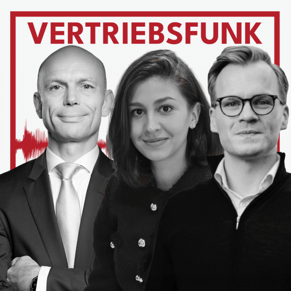 Schwarz-Weiß-Foto von drei Personen vor weißem Hintergrund. Links Christopher Funk im dunklen Anzug mit Krawatte und verschränkten Armen, in der Mitte Tala Nobari-Skowronski mit einem dunklen Mantel und Knöpfen, rechts Jannes von Lintel mit Brille und einem dunklen Pullover. Dazwischen eine rote Audiowelle, darüber der rote Titel „VERTRIEBSFUNK“. Das Bild steht für die Podcast-Folge über die Zukunft der Personalberatung.