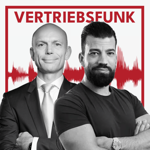 Schwarz-Weiß-Foto von zwei Männern vor weißem Hintergrund. Links Christopher Funk im dunklen Anzug mit Krawatte und verschränkten Armen, rechts Rouven Kramer im schwarzen T-Shirt mit verschränkten Armen. Dazwischen eine rote Audiowelle, darüber der rote Titel „VERTRIEBSFUNK“. Das Bild steht für die Podcast-Folge über Führungsfehler im Vertrieb.