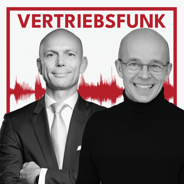 Schwarz-Weiß-Foto von zwei Männern vor weißem Hintergrund. Links Christopher Funk im dunklen Anzug mit Krawatte und verschränkten Armen, rechts Dirk Tekath mit Brille und einem schwarzen Rollkragenpullover, der lächelt. Dazwischen eine rote Audiowelle, darüber der rote Titel „VERTRIEBSFUNK“. Das Bild steht für die Podcast-Folge über Spezialisierung als Wachstumstreiber.