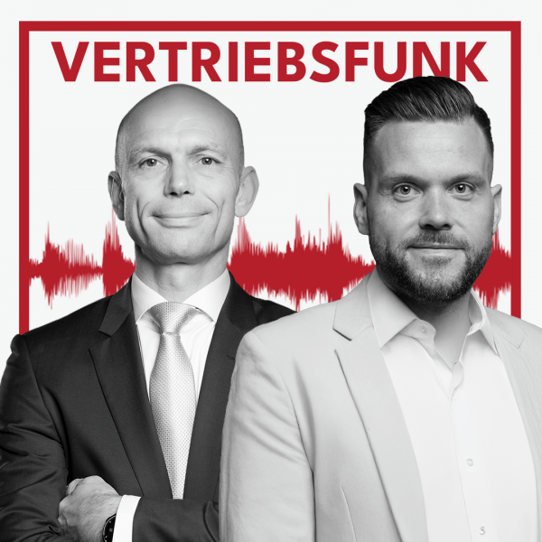 Schwarz-Weiß-Foto von zwei Männern vor weißem Hintergrund. Links Christopher Funk im dunklen Anzug mit Krawatte und verschränkten Armen, rechts Christian Neuser mit Bart und einem hellen Sakko über einem weißen Hemd, der lächelt. Dazwischen eine rote Audiowelle, darüber der rote Titel „VERTRIEBSFUNK“. Das Bild steht für die Podcast-Folge über multidimensionales Account Management.