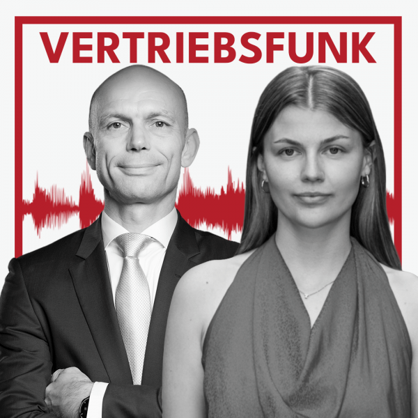 Schwarz-Weiß-Foto von zwei Personen vor weißem Hintergrund. Links Christopher Funk im dunklen Anzug mit Krawatte und verschränkten Armen, rechts Svenja Rossig mit langen Haaren, einer Kette und einem dunklen Trägerkleid. Dazwischen eine rote Audiowelle, darüber der rote Titel „VERTRIEBSFUNK“. Das Bild steht für die Podcast-Folge über Alkohol im Alltag und bewussten Verzicht.