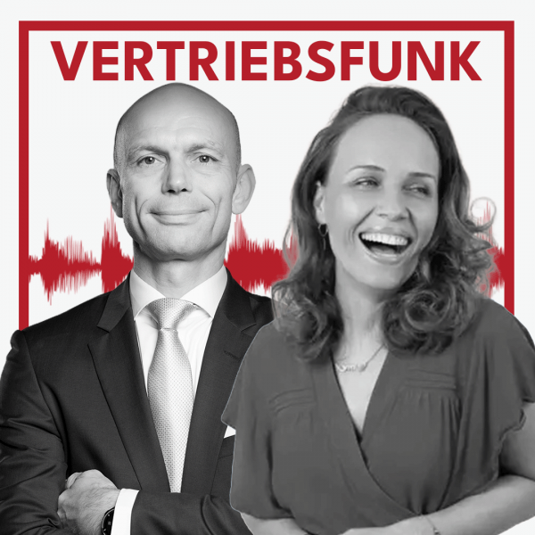 Schwarz-Weiß-Foto von zwei Personen vor weißem Hintergrund. Links Christopher Funk im dunklen Anzug mit Krawatte und verschränkten Armen, rechts Dr. Natalia Wiechowski mit einem dunklen Oberteil und einer Kette, die lächelt. Dazwischen eine rote Audiowelle, darüber der rote Titel „VERTRIEBSFUNK“. Das Bild steht für die Podcast-Folge über Work-Life-Balance und die Suche nach einem erfüllten Leben.