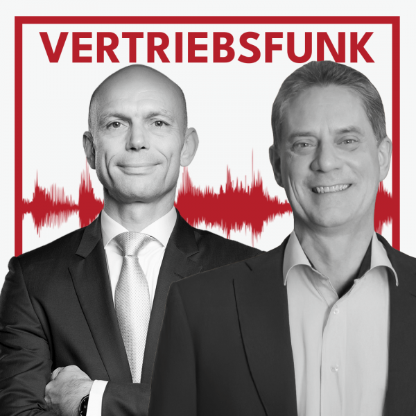 Schwarz-Weiß-Foto von zwei Männern vor weißem Hintergrund. Links Christopher Funk im dunklen Anzug mit Krawatte und verschränkten Armen, rechts Bernd Geropp im dunklen Sakko mit offenem Hemd, der lächelt. Dazwischen eine rote Audiowelle, darüber der rote Titel „VERTRIEBSFUNK“. Das Bild steht für die Podcast-Folge über erfolgreiche Führung.