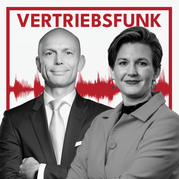 Podcast-Cover des VertriebsFunk mit zwei lächelnden Personen. Links der Host im formellen dunklen Anzug mit heller Krawatte und verschränkten Armen, rechts die Gastgeberin Dr. Simone Burel mit kurzen dunklen Haaren, Ohrringen, einem hellen Mantel über einem schwarzen Top. Im Hintergrund eine rote Audiowelle auf weißem Grund und oben der rote Schriftzug „VERTRIEBSFUNK“, umrahmt von einem roten Rahmen.