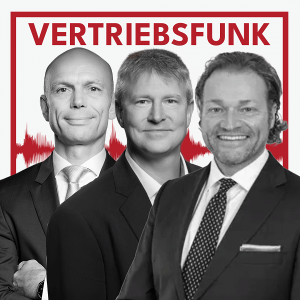Schwarz-Weiß-Foto von drei Männern vor weißem Hintergrund. Links Christopher Funk im dunklen Anzug mit Krawatte und verschränkten Armen, in der Mitte ein weiterer Mann im dunklen Sakko, rechts ein dritter Mann im Anzug mit gemusterter Krawatte und Einstecktuch. Dazwischen eine rote Audiowelle, darüber der rote Titel „VERTRIEBSFUNK“. Das Bild steht für die Podcast-Folge über Provisionssysteme im Vertrieb.