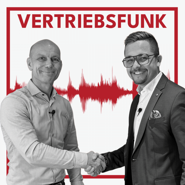 Schwarz-Weiß-Foto von zwei Männern vor weißem Hintergrund. Links Christopher Funk im gemusterten Hemd, rechts Manuel Spors mit Brille, dunklem Sakko und Einstecktuch. Beide lächeln und reichen sich die Hand. Dazwischen eine rote Audiowelle, darüber der rote Titel „VERTRIEBSFUNK“. Das Bild steht für die Podcast-Folge über Kundenbindung im B2B.