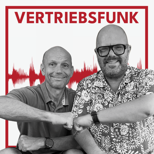 Schwarz-Weiß-Foto von zwei Männern vor weißem Hintergrund. Links Christopher Funk in einem dunklen Polohemd, rechts Markus Härlin mit Brille, Bart und einem gemusterten Freizeithemd. Beide führen einen Fist-Bump durch und lächeln. Dazwischen eine rote Audiowelle, darüber der rote Titel „VERTRIEBSFUNK“. Das Bild steht für die Podcast-Folge über die Top Skills für Key Account Manager 2024.
