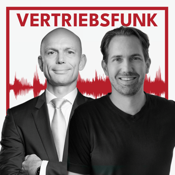 Schwarz-Weiß-Foto von zwei Männern vor weißem Hintergrund. Links Christopher Funk im dunklen Anzug mit Krawatte und verschränkten Armen, rechts Albert Schwarzmeier in einem schwarzen T-Shirt, der lächelt. Dazwischen eine rote Audiowelle, darüber der rote Titel „VERTRIEBSFUNK“. Das Bild steht für die Podcast-Folge über High Culture Hiring.