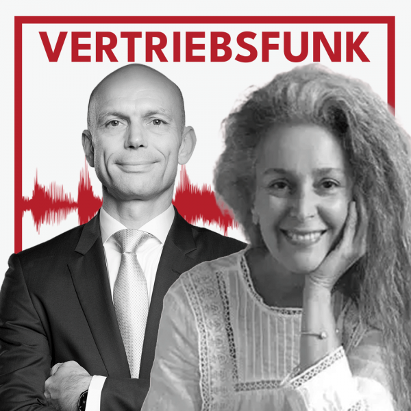 Schwarz-weiß Porträt von zwei lächelnden Personen (Christopher Funk links im dunklen Anzug mit Krawatte und verschränkten Armen, Manuela Starkmann rechts mit langen lockigen Haaren und Kinn auf der Hand) vor weißem Hintergrund. Dahinter verläuft ein markantes rotes Schallwellen-Muster. Im oberen Bereich steht in roten Großbuchstaben der Titel "VERTRIEBSFUNK".