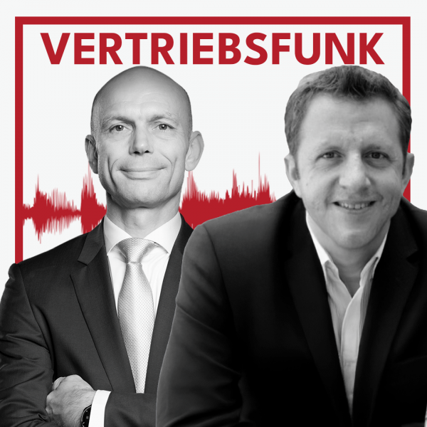 Podcast-Cover des VertriebsFunk mit zwei lächelnden Männern. Links der Host im dunklen Anzug mit Krawatte und verschränkten Armen, rechts der Gast René Grendel im dunklen Sakko mit offenem weißem Hemd. Im Hintergrund eine rote Audiowelle auf weißem Grund und oben der rote Schriftzug „VERTRIEBSFUNK“, umrahmt von einem roten Rahmen.