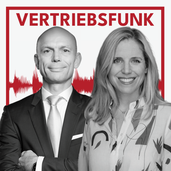 Schwarz-Weiß-Foto von zwei Personen vor weißem Hintergrund. Links Christopher Funk im dunklen Anzug mit Krawatte und verschränkten Armen, rechts Sarah Müller mit langen Haaren und einem gemusterten Hemd, die lächelt. Dazwischen eine rote Audiowelle, darüber der rote Titel „VERTRIEBSFUNK“. Das Bild steht für die Podcast-Folge über New Work im Vertrieb.