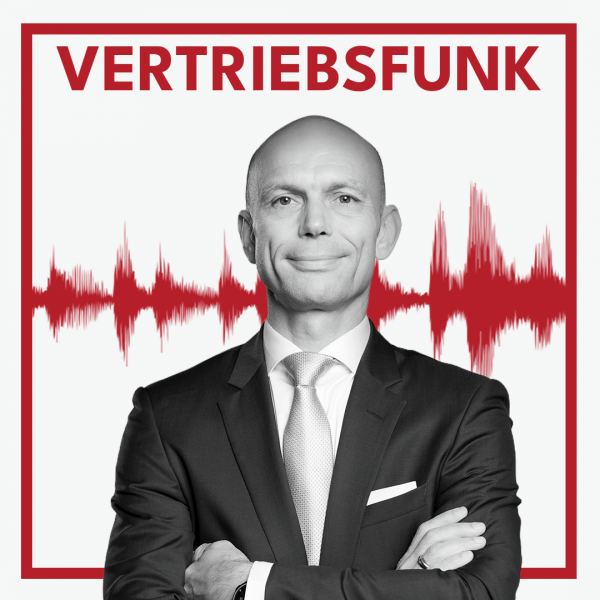 Schwarz-Weiß-Porträt von Christopher Funk im dunklen Anzug mit heller Krawatte und verschränkten Armen, der selbstbewusst lächelt. Vor einem weißen Hintergrund ist eine rote Audiowelle und der rote Titel „VERTRIEBSFUNK“ zu sehen. Das Bild steht für die Podcast-Folge über KI-Tools für den Vertrieb.