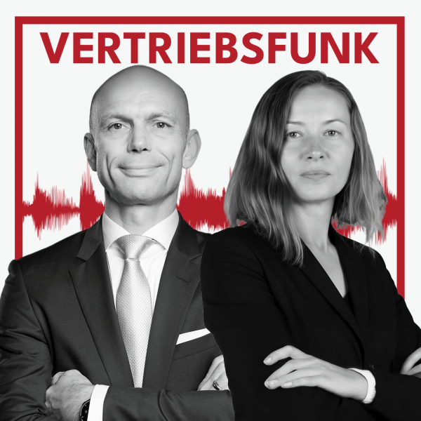 Schwarz-Weiß-Foto von zwei Personen vor weißem Hintergrund. Links Christopher Funk im dunklen Anzug mit Krawatte und verschränkten Armen, rechts eine Frau mit langen Haaren, einem dunklen Blazer und verschränkten Armen. Dazwischen eine rote Audiowelle, darüber der rote Titel „VERTRIEBSFUNK“. Das Bild steht für die Podcast-Folge über die Vorbereitung auf Standardfragen im Vorstellungsgespräch.