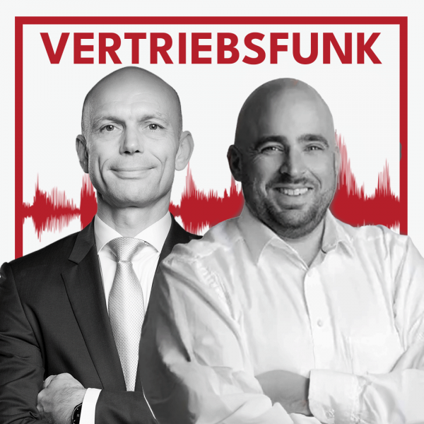 Schwarz-Weiß-Foto von zwei Männern vor weißem Hintergrund. Links Christopher Funk im dunklen Anzug mit Krawatte und verschränkten Armen, rechts Gerd Schöller mit Brille und einem weißen Hemd, der lächelt. Dazwischen eine rote Audiowelle, darüber der rote Titel „VERTRIEBSFUNK“. Das Bild steht für die Podcast-Folge über Energiewende, Batteriespeicher und deren Bedeutung für den B2B-Vertrieb.