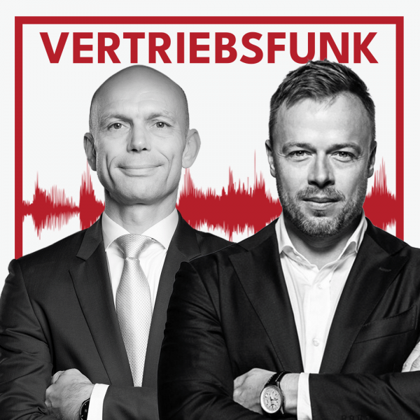 Schwarz-Weiß-Foto von zwei Männern vor weißem Hintergrund. Links Christopher Funk im dunklen Anzug mit Krawatte und verschränkten Armen, rechts Nico Feldmann mit Bart und einem dunklen Sakko über einem weißen Hemd, der lächelt. Dazwischen eine rote Audiowelle, darüber der rote Titel „VERTRIEBSFUNK“. Das Bild steht für die Podcast-Folge über den Aufbau von Bestseller-Teams.