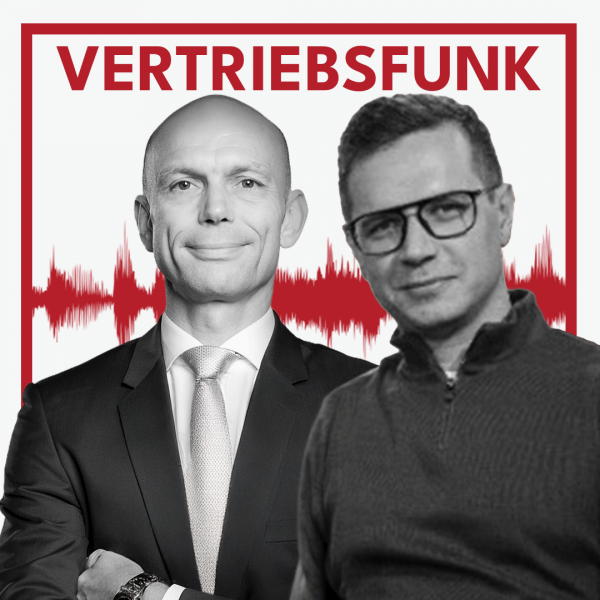 Schwarz-Weiß-Foto von zwei Männern vor weißem Hintergrund. Links Christopher Funk im Anzug mit Krawatte und verschränkten Armen, rechts Florian Schartner mit Brille und dunklem Stehkragenpullover. Dazwischen eine rote Audiowelle, darüber der rote Titel „VERTRIEBSFUNK“. Das Bild steht für die Podcast-Folge über Unternehmenspodcasts als Vertriebskanal.