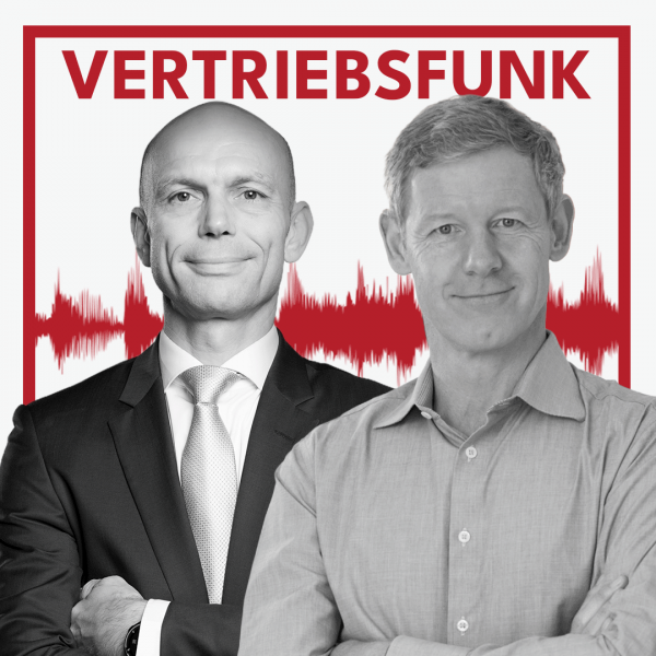 Schwarz-Weiß-Foto von zwei Männern vor weißem Hintergrund. Links Christopher Funk im dunklen Anzug mit Krawatte und verschränkten Armen, rechts Ulrich Oldehaver in einem grauen Hemd, der lächelt. Dazwischen eine rote Audiowelle, darüber der rote Titel „VERTRIEBSFUNK“. Das Bild steht für die Podcast-Folge über das Verstehen von Menschen und den Persönlichkeits-Code.