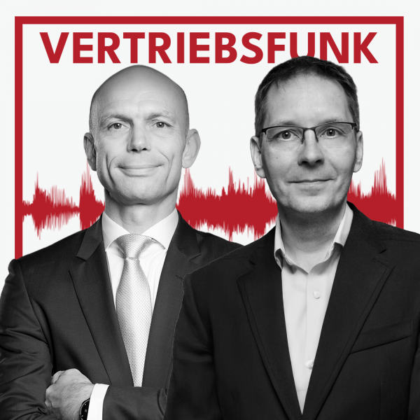 Schwarz-Weiß-Foto von zwei Männern vor weißem Hintergrund. Links Christopher Funk im dunklen Anzug mit Krawatte und verschränkten Armen, rechts ein lächelnder Mann mit Brille, im dunklen Sakko mit offenem Hemd. Dazwischen eine rote Audiowelle, darüber der rote Titel „VERTRIEBSFUNK“. Das Bild steht für die Podcast-Folge über Analytics im Vertrieb.