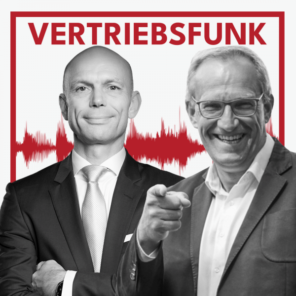 Schwarz-Weiß-Foto von zwei Männern vor weißem Hintergrund. Links Christopher Funk im dunklen Anzug mit Krawatte und verschränkten Armen, rechts Martin Beyer mit Brille und einem hellen Sakko über einem weißen Hemd, der lächelt und auf den Betrachter zeigt. Dazwischen eine rote Audiowelle, darüber der rote Titel „VERTRIEBSFUNK“. Das Bild steht für die Podcast-Folge über das Jobangebot als Country Sales-Manager.
