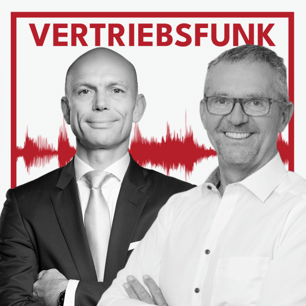 Podcast-Cover des VertriebsFunk mit zwei lächelnden Männern. Links der Host im formellen dunklen Anzug mit heller Krawatte und verschränkten Armen, rechts der Gast Axel Walz mit Brille, ergrautem Bart und einem weißen Freizeithemd. Im Hintergrund eine rote Audiowelle auf weißem Grund und oben der rote Schriftzug „VERTRIEBSFUNK“, umrahmt von einem roten Rahmen.