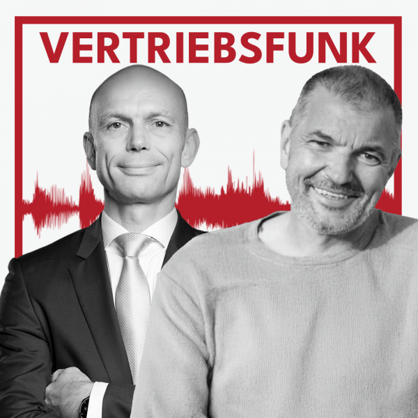Schwarz-Weiß-Foto von zwei Männern vor weißem Hintergrund. Links Christopher Funk im dunklen Anzug mit Krawatte und verschränkten Armen, rechts Markus Coenen mit Bart und einem grauen Pullover, der lächelt. Dazwischen eine rote Audiowelle, darüber der rote Titel „VERTRIEBSFUNK“. Das Bild steht für die Podcast-Folge über Erfolg mit dem eigenen Buch.