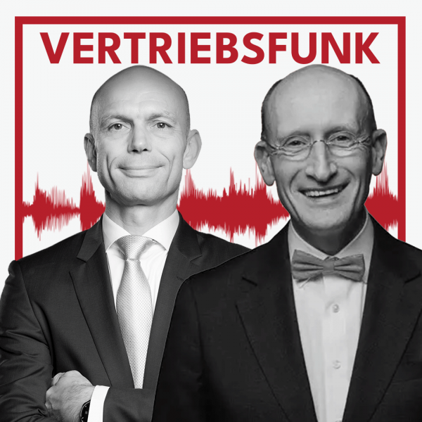Podcast-Cover des VertriebsFunk mit zwei lächelnden, kahlen Männern. Links der Host im formellen dunklen Anzug mit heller Krawatte und verschränkten Armen, rechts der Wissenschaftler Prof. Dr. Kanning mit Brille, dunklem Sakko und einer Fliege. Im Hintergrund eine rote Audiowelle auf weißem Grund und oben der rote Schriftzug „VERTRIEBSFUNK“, umrahmt von einem roten Rahmen.