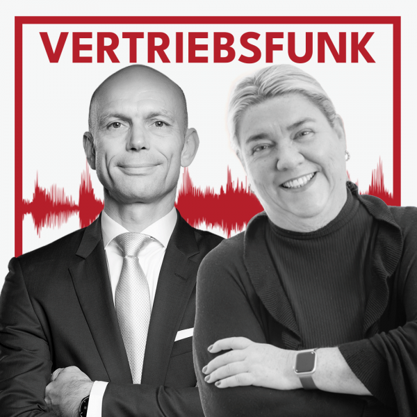 Schwarz-Weiß-Foto von zwei Personen vor weißem Hintergrund. Links Christopher Funk im dunklen Anzug mit Krawatte und verschränkten Armen, rechts eine lächelnde Frau mit kurzen Haaren und einem dunklen Strickpullover, die eine Smartwatch trägt. Dazwischen eine rote Audiowelle, darüber der rote Titel „VERTRIEBSFUNK“. Das Bild steht für die Podcast-Folge über neues Arbeitsrecht.