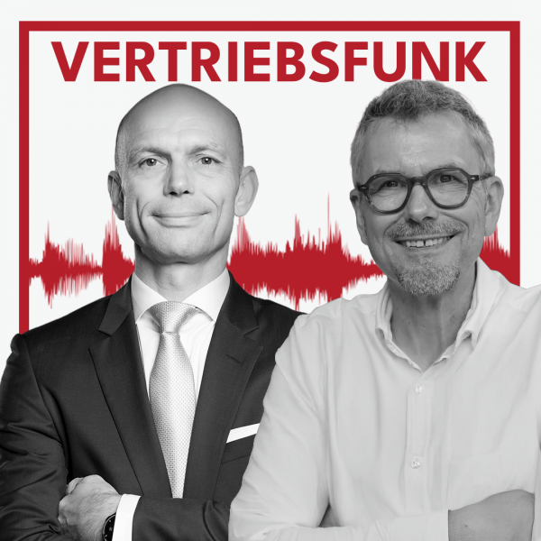Podcast-Cover des VertriebsFunk mit zwei lächelnden Männern. Links der Host im formellen dunklen Anzug mit heller Krawatte und verschränkten Armen, rechts der Gast Frank Welsch-Lehmann mit Brille, grauem Bart und einem weißen Hemd. Im Hintergrund eine rote Audiowelle auf weißem Grund und oben der rote Schriftzug „VERTRIEBSFUNK“, umrahmt von einem roten Rahmen.