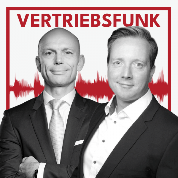 Schwarz-weiß Porträt von zwei lächelnden Männern im Anzug (Christopher Funk links im dunklen Anzug mit Krawatte und verschränkten Armen, Patrick Greiner rechts im dunklen Sakko mit weißem Hemd) vor weißem Hintergrund. Dahinter verläuft ein markantes rotes Schallwellen-Muster. Im oberen Bereich steht in roten Großbuchstaben der Titel "VERTRIEBSFUNK".