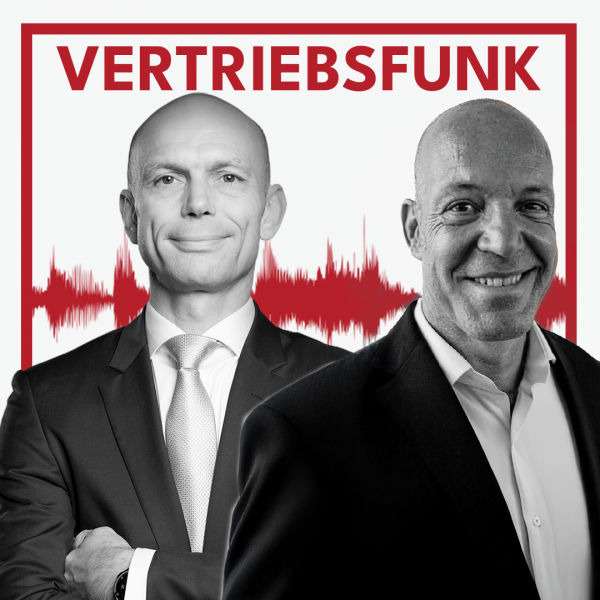 Schwarz-weiß Porträt von zwei lächelnden Männern im Anzug (Christopher Funk links im dunklen Anzug mit Krawatte und Einstecktuch, Thomas Konermann rechts im dunklen Sakko mit offenem weißen Hemd) vor weißem Hintergrund. Dahinter verläuft ein markantes rotes Schallwellen-Muster. Im oberen Bereich steht in roten Großbuchstaben der Titel "VERTRIEBSFUNK".