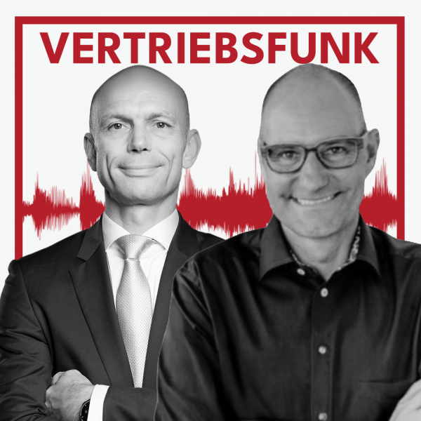 Podcast-Cover des VertriebsFunk mit zwei lächelnden, kahlen Männern. Links der Host im formellen dunklen Anzug mit heller Krawatte und verschränkten Armen, rechts der Gast Thomas Weber mit Brille und einem schwarzen Freizeithemd. Im Hintergrund eine rote Audiowelle auf weißem Grund und oben der rote Schriftzug „VERTRIEBSFUNK“, umrahmt von einem roten Rahmen.