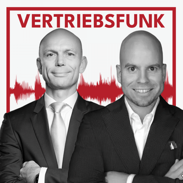 Schwarz-weiß Porträt von zwei lächelnden Männern (Christopher Funk links im dunklen Anzug mit Krawatte und verschränkten Armen, Tim Taxis rechts im dunklen Sakko mit weißem Hemd und Einstecktuch) vor weißem Hintergrund. Dahinter verläuft ein markantes rotes Schallwellen-Muster. Im oberen Bereich steht in roten Großbuchstaben der Titel "VERTRIEBSFUNK".