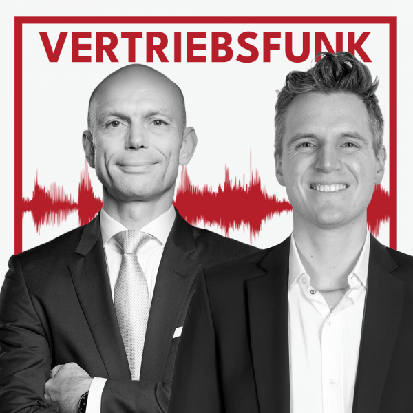 Schwarz-weiß Porträt von zwei lächelnden Männern (Christopher Funk links im dunklen Anzug mit Krawatte und verschränkten Armen, Gründer des Praktikumsjahrs rechts im schwarzen Sakko mit weißem Hemd und offenem Kragen) vor weißem Hintergrund. Dahinter verläuft ein markantes rotes Schallwellen-Muster. Im oberen Bereich steht in roten Großbuchstaben der Titel "VERTRIEBSFUNK".