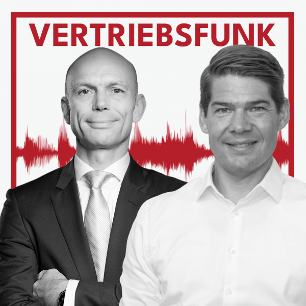 Schwarz-Weiß-Foto von zwei Männern vor weißem Hintergrund. Links Christopher Funk im dunklen Anzug mit Krawatte und verschränkten Armen, rechts Kristof Heitmann in einem weißen Hemd, der lächelt. Dazwischen eine rote Audiowelle, darüber der rote Titel „VERTRIEBSFUNK“. Das Bild steht für die Podcast-Folge über Personalentwicklung im Vertrieb bei Hilti.