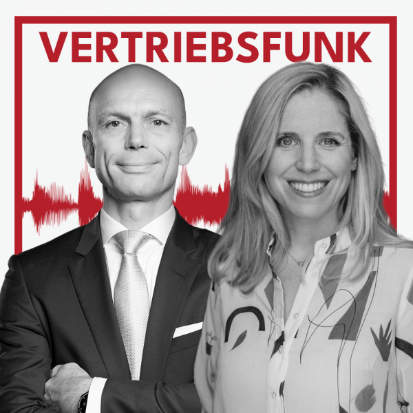 Schwarz-weiß Porträt von zwei lächelnden Personen (Christopher Funk links im dunklen Anzug mit Krawatte und verschränkten Armen, Sarah Müller rechts mit langen blonden Haaren und gemusterter Bluse) vor weißem Hintergrund. Dahinter verläuft ein markantes rotes Schallwellen-Muster. Im oberen Bereich steht in roten Großbuchstaben der Titel "VERTRIEBSFUNK".