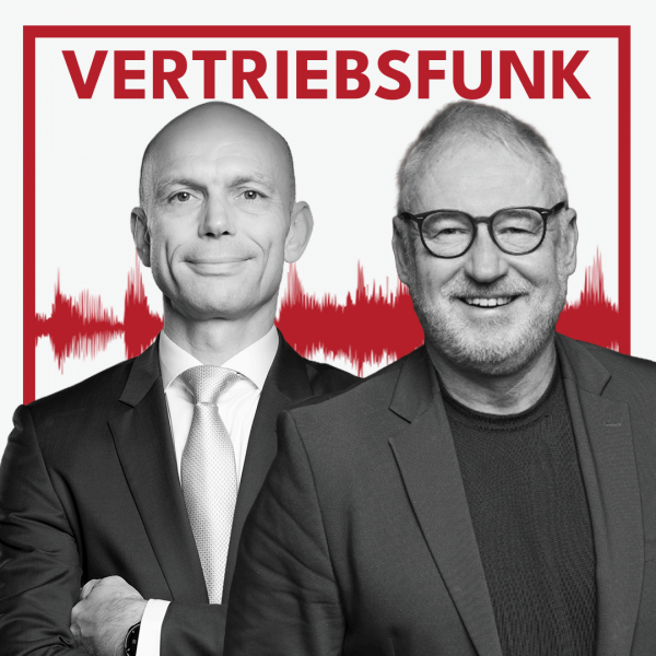 Schwarz-Weiß-Foto von zwei Männern vor weißem Hintergrund. Links Christopher Funk im dunklen Anzug mit Krawatte und verschränkten Armen, rechts Uwe Rieder mit Brille, Bart und einem dunklen Sakko über einem schwarzen Pullover, der lächelt. Dazwischen eine rote Audiowelle, darüber der rote Titel „VERTRIEBSFUNK“. Das Bild steht für die Podcast-Folge über Führung im Vertrieb.