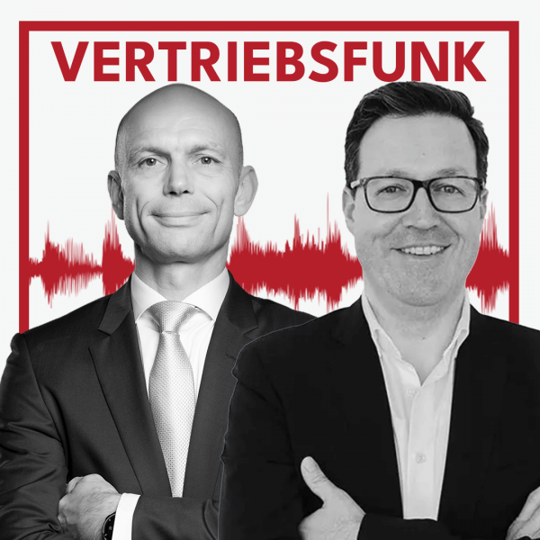 Schwarz-Weiß-Foto von zwei Männern vor weißem Hintergrund. Links Christopher Funk im dunklen Anzug mit Krawatte und verschränkten Armen, rechts Michael Bemmann mit Brille, einem dunklen Sakko und einem weißen Hemd, der lächelt. Dazwischen eine rote Audiowelle, darüber der rote Titel „VERTRIEBSFUNK“. Das Bild steht für die Podcast-Folge über die Stärkung der Unternehmensstruktur.