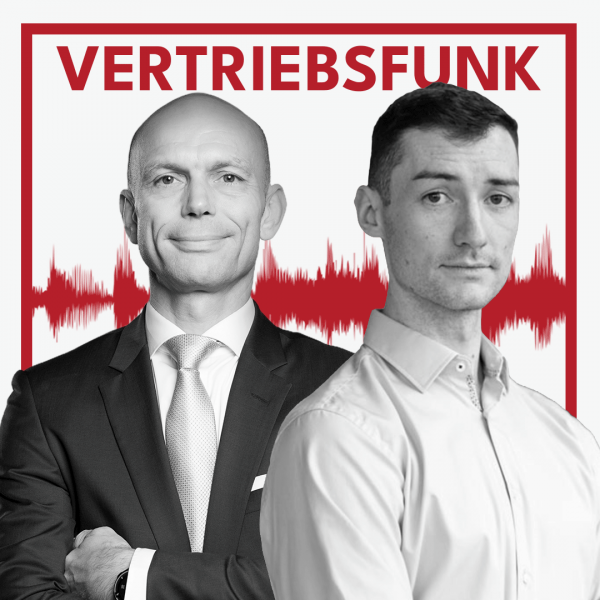 Podcast-Cover des VertriebsFunk mit zwei lächelnden Männern. Links der Host im formellen dunklen Anzug mit heller Krawatte und verschränkten Armen, rechts der Gast Jonathan Laufer in einem weißen Hemd. Im Hintergrund eine rote Audiowelle auf weißem Grund und oben der rote Schriftzug „VERTRIEBSFUNK“, umrahmt von einem roten Rahmen.