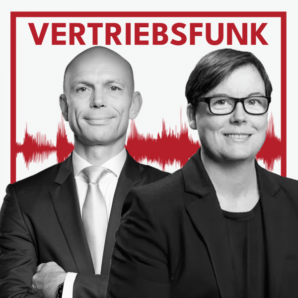 Schwarz-Weiß-Foto von zwei Personen vor weißem Hintergrund. Links Christopher Funk im dunklen Anzug mit Krawatte und verschränkten Armen, rechts Britta Behrens mit Brille, kurzen Haaren und einem dunklen Sakko über einem schwarzen Oberteil, die lächelt. Dazwischen eine rote Audiowelle, darüber der rote Titel „VERTRIEBSFUNK“. Das Bild steht für die Podcast-Folge über LinkedIn als Tool für effektive Kundenakquise im Vertrieb.