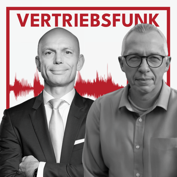 Podcast-Cover des VertriebsFunk mit zwei lächelnden Männern. Links der Host im formellen dunklen Anzug mit heller Krawatte und verschränkten Armen, rechts der Gast Stephan Menzel mit Brille, grauen Haaren und einem grauen Hemd. Im Hintergrund eine rote Audiowelle auf weißem Grund und oben der rote Schriftzug „VERTRIEBSFUNK“, umrahmt von einem roten Rahmen.