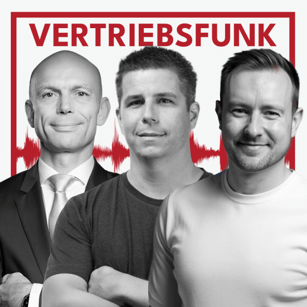 Schwarz-Weiß-Foto von drei Männern vor weißem Hintergrund. Links Christopher Funk im dunklen Anzug mit Krawatte und verschränkten Armen, in der Mitte ein Mann im dunklen T-Shirt, rechts ein Mann im weißen T-Shirt, der lächelt. Dazwischen eine rote Audiowelle, darüber der rote Titel „VERTRIEBSFUNK“. Das Bild steht für die Podcast-Folge über das Sammeln und Nutzen von Kundeninformationen im Vertrieb.
