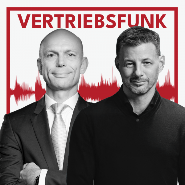 Schwarz-Weiß-Foto von zwei Männern vor weißem Hintergrund. Links Christopher Funk im dunklen Anzug mit Krawatte und verschränkten Armen, rechts Stefan Rappenglück mit Bart und einem dunklen Hemd, der lächelt. Dazwischen eine rote Audiowelle, darüber der rote Titel „VERTRIEBSFUNK“. Das Bild steht für die Podcast-Folge über die Vertriebsevolution.