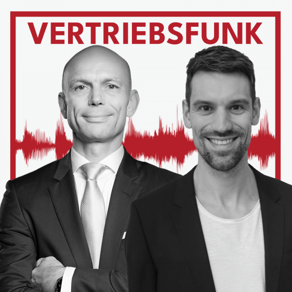 Schwarz-Weiß-Foto von zwei Männern vor weißem Hintergrund. Links Christopher Funk im dunklen Anzug mit Krawatte und verschränkten Armen, rechts Ben Baak mit Bart, einem dunklen Sakko über einem weißen T-Shirt, der lächelt. Dazwischen eine rote Audiowelle, darüber der rote Titel „VERTRIEBSFUNK“. Das Bild steht für die Podcast-Folge über die Bedeutung von Pausen für die Leistungsfähigkeit.